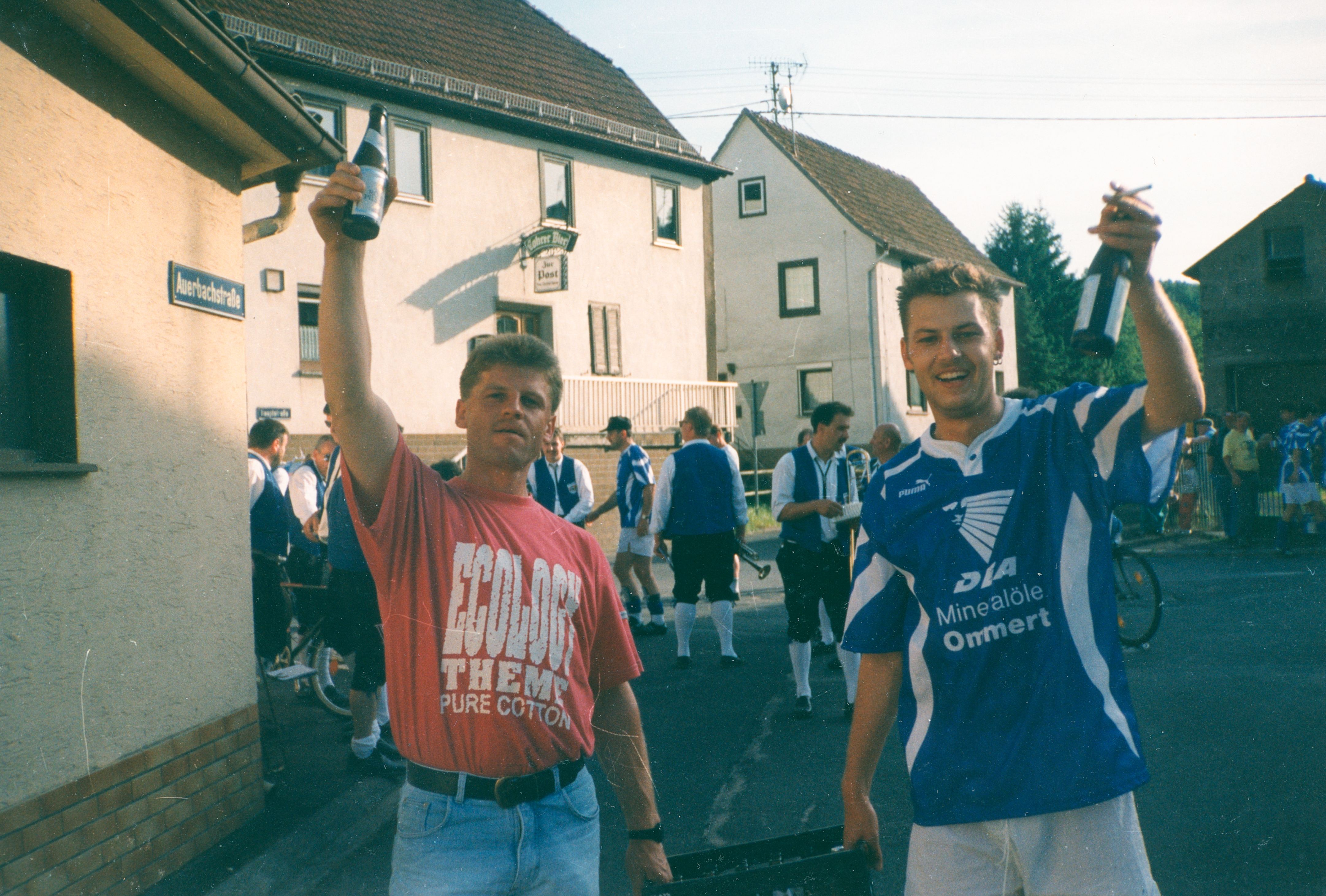 Die Fußballer des TVM feiern den Aufstieg am 28.5.1995